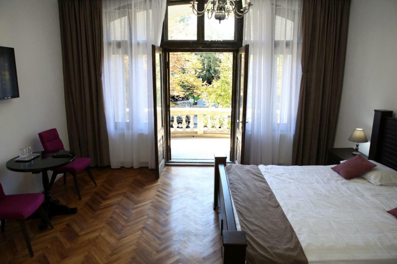Aleea Teilor Hotel Câmpulung Bagian luar foto