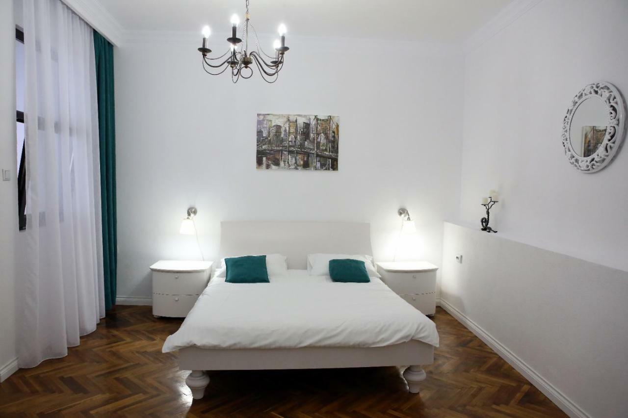 Aleea Teilor Hotel Câmpulung Bagian luar foto