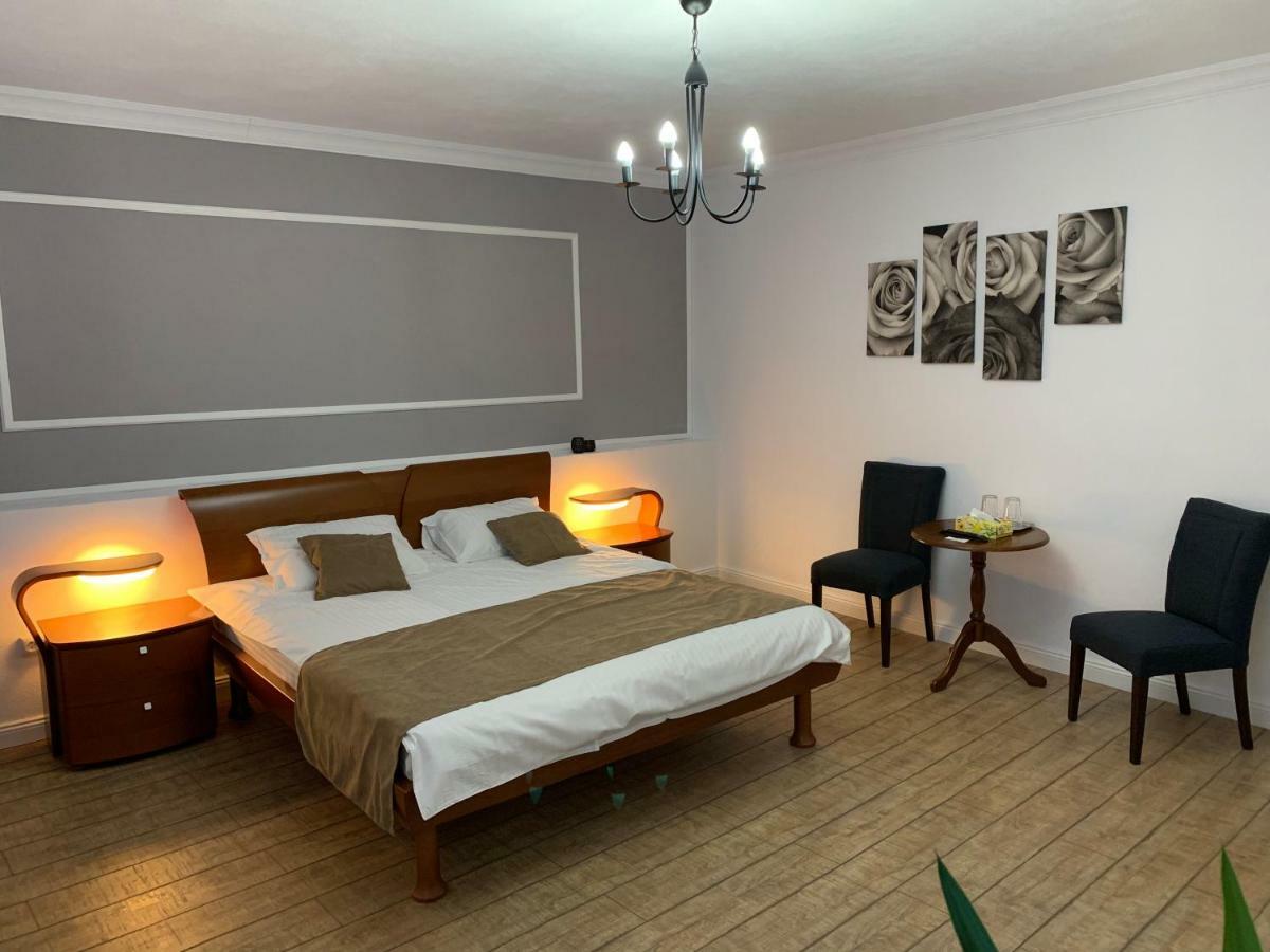 Aleea Teilor Hotel Câmpulung Bagian luar foto